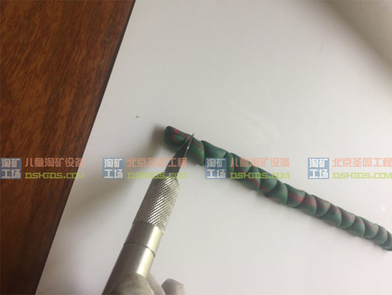 圣園淘礦工場淘礦小鎮(zhèn)人造寶石耳環(huán) (中)