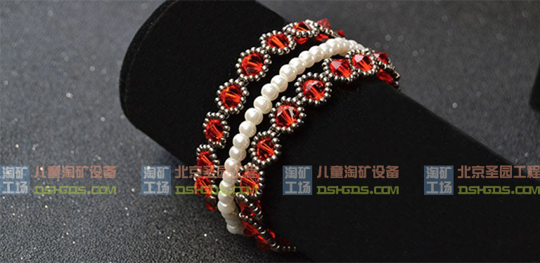 如何用白珍珠珠和種子珠制作紅色玻璃珠手鏈