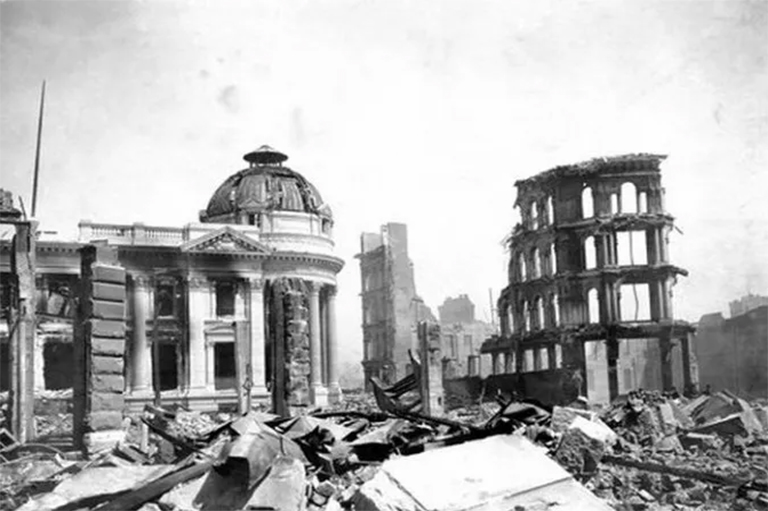 厄瓜多爾地震摧毀的建筑物的黑白圖像